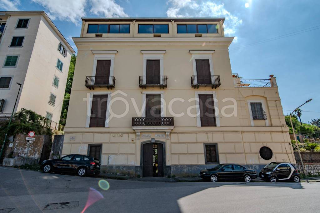 casa indipendente in vendita a Castellammare di Stabia in zona Quisisana