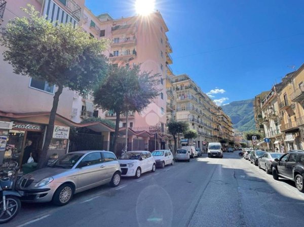 locale commerciale in vendita a Castellammare di Stabia