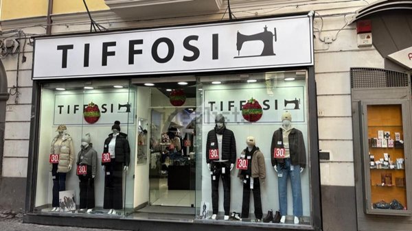 locale commerciale in vendita a Castellammare di Stabia