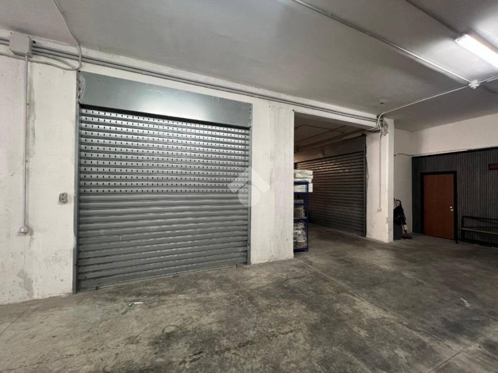 locale commerciale in vendita a Cercola
