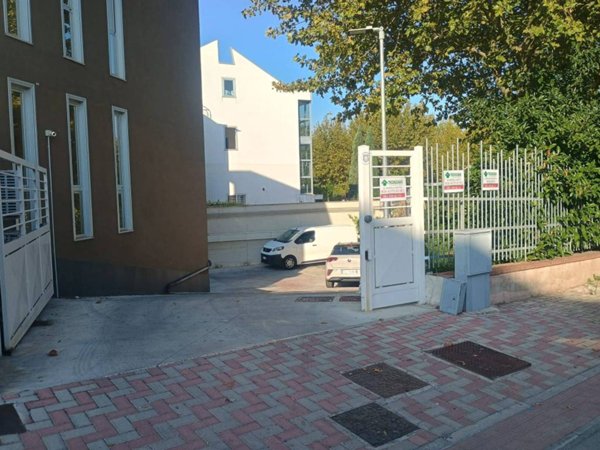 locale commerciale in vendita a Cercola