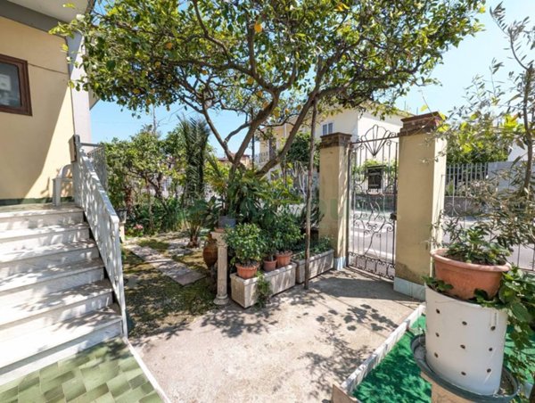 casa indipendente in vendita a Cimitile