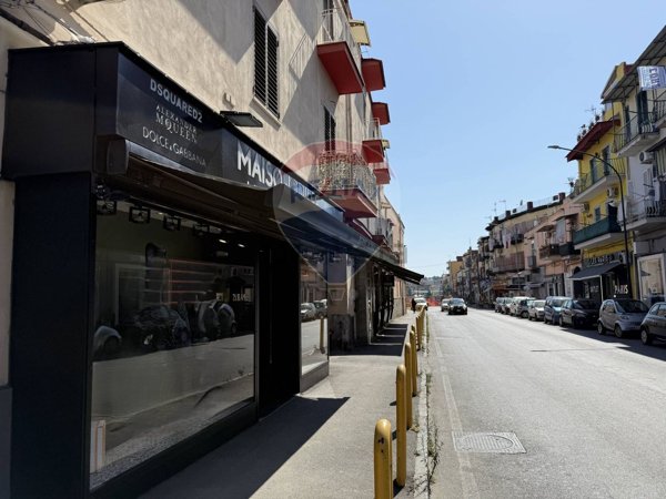 locale commerciale in vendita a Crispano