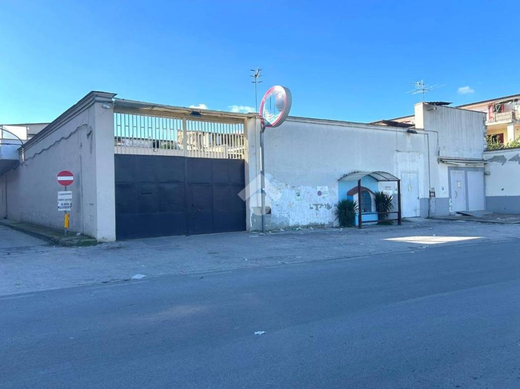 locale commerciale in vendita a Frattamaggiore