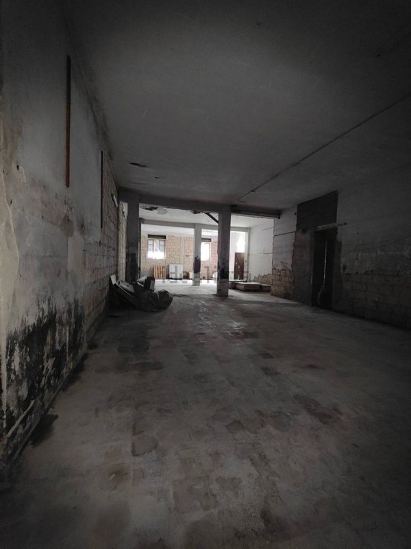 locale commerciale in vendita a Frattamaggiore