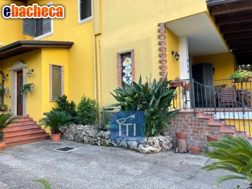 casa indipendente in vendita a Giugliano in Campania in zona Lago Patria