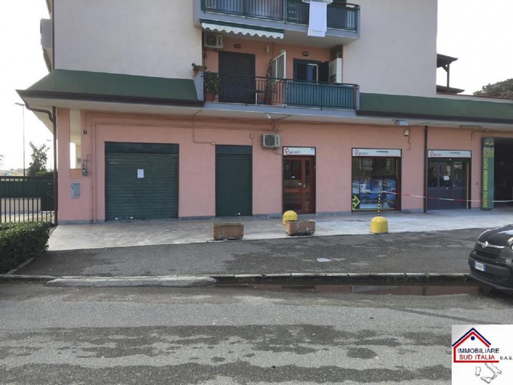 locale commerciale in vendita a Giugliano in Campania in zona Varcaturo