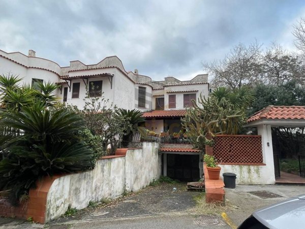 casa indipendente in vendita a Giugliano in Campania in zona Lago Patria