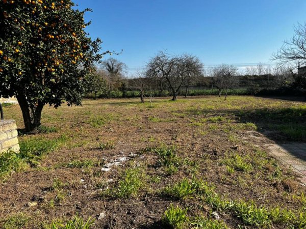 terreno agricolo in vendita a Giugliano in Campania in zona Varcaturo