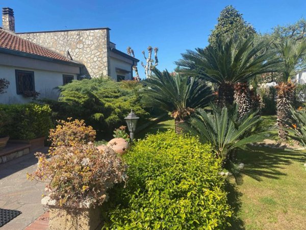 casa indipendente in vendita a Giugliano in Campania in zona Varcaturo