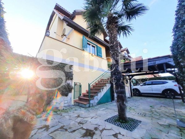 casa indipendente in vendita a Giugliano in Campania in zona Varcaturo