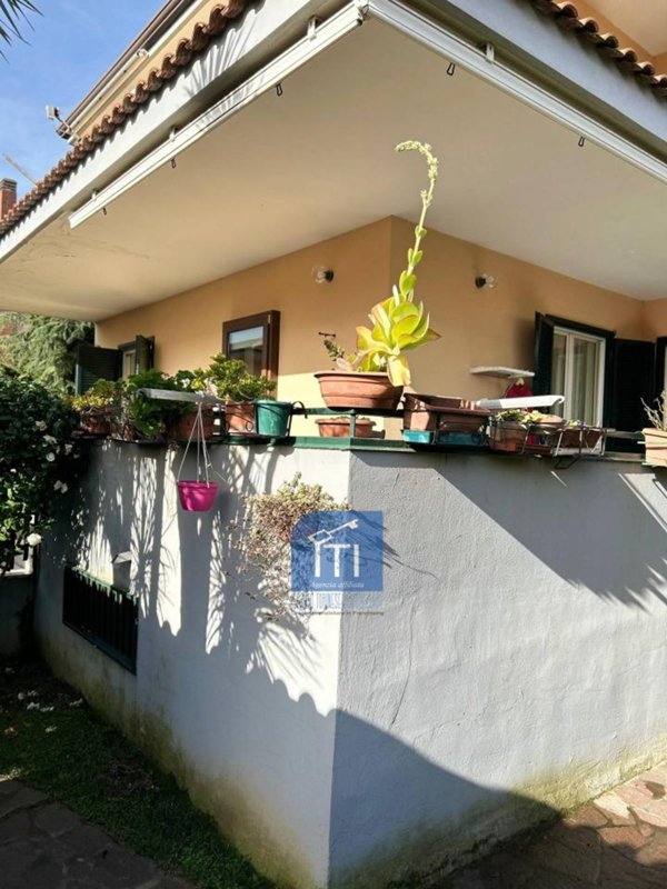 casa indipendente in vendita a Giugliano in Campania in zona Varcaturo