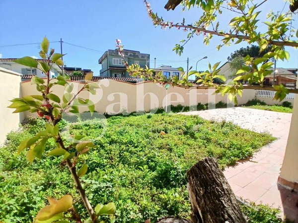 casa indipendente in vendita a Giugliano in Campania in zona Varcaturo