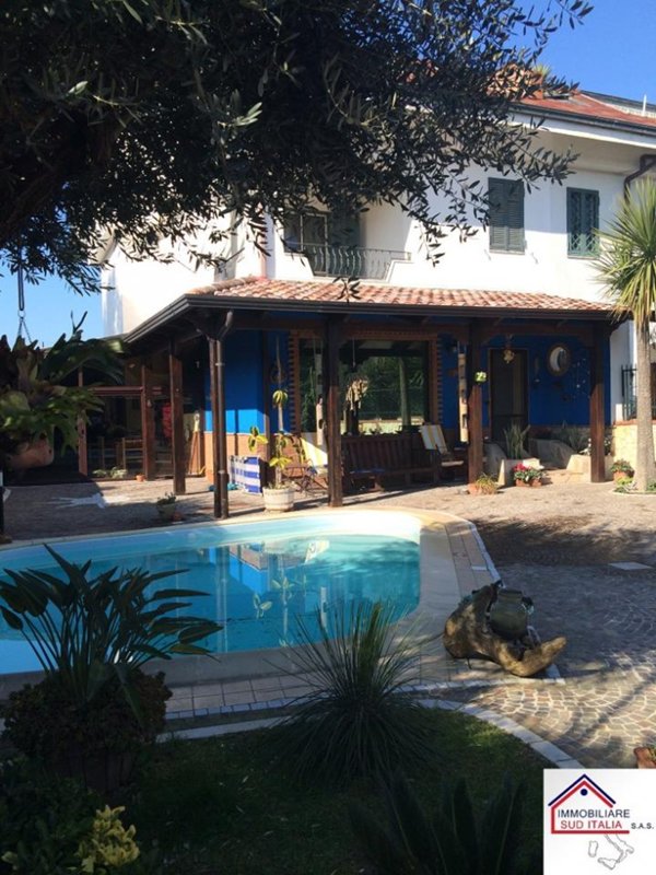 casa indipendente in vendita a Giugliano in Campania in zona Varcaturo