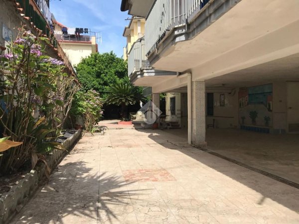 esavano in vendita a Giugliano in Campania