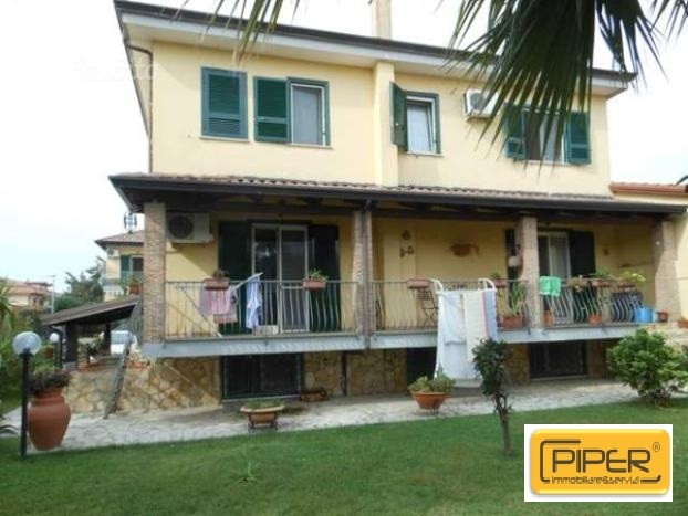 casa indipendente in vendita a Giugliano in Campania in zona Varcaturo