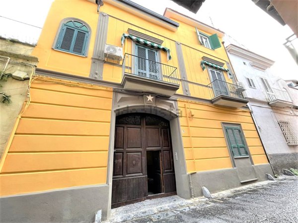 locale commerciale in vendita a Giugliano in Campania