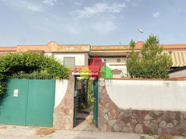 casa indipendente in vendita a Giugliano in Campania in zona Varcaturo