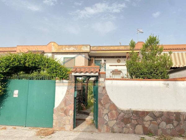 casa indipendente in vendita a Giugliano in Campania in zona Varcaturo