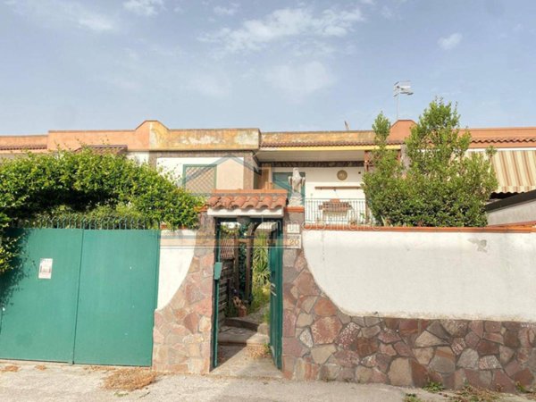 casa indipendente in vendita a Giugliano in Campania in zona Varcaturo