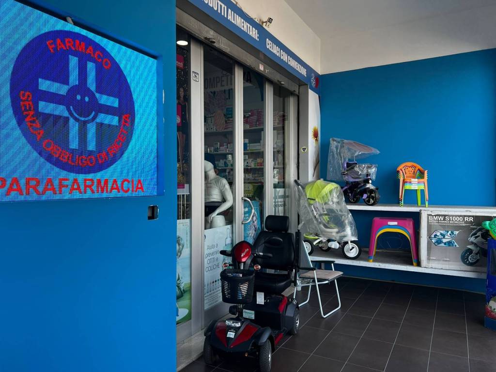 negozio in vendita a Giugliano in Campania in zona Varcaturo