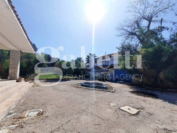 casa indipendente in vendita a Giugliano in Campania in zona Varcaturo