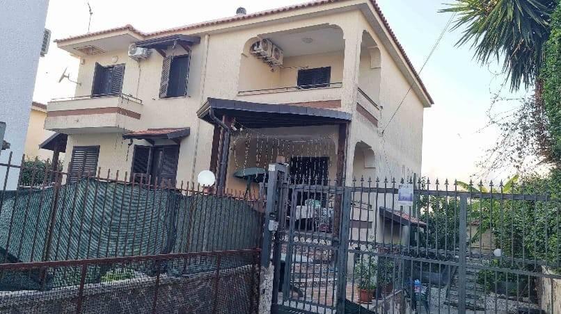 casa indipendente in vendita a Giugliano in Campania in zona Varcaturo