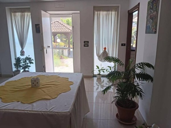 casa indipendente in vendita a Giugliano in Campania in zona Varcaturo