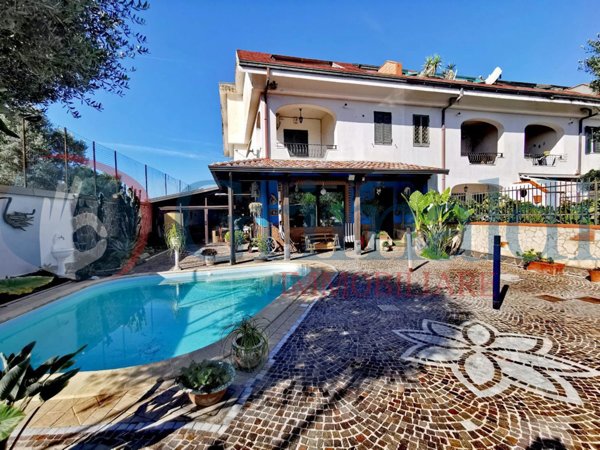 casa indipendente in vendita a Giugliano in Campania in zona Licola
