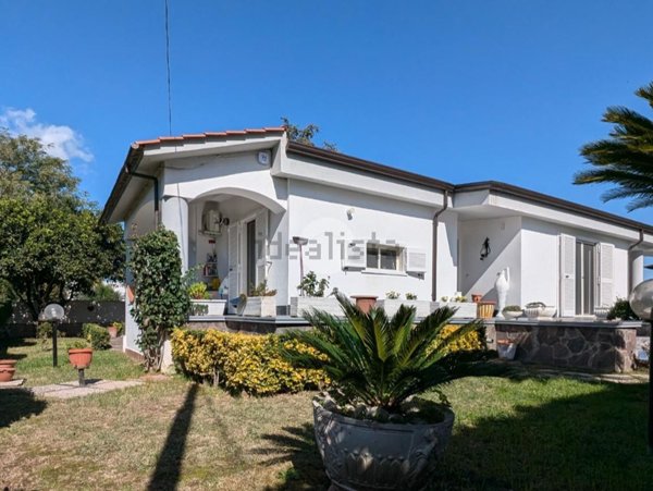 casa indipendente in vendita a Giugliano in Campania in zona Lago Patria