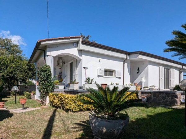 casa indipendente in vendita a Giugliano in Campania in zona Lago Patria