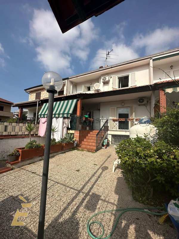 casa indipendente in vendita a Giugliano in Campania in zona Varcaturo