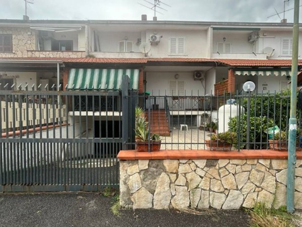 casa indipendente in vendita a Giugliano in Campania in zona Varcaturo