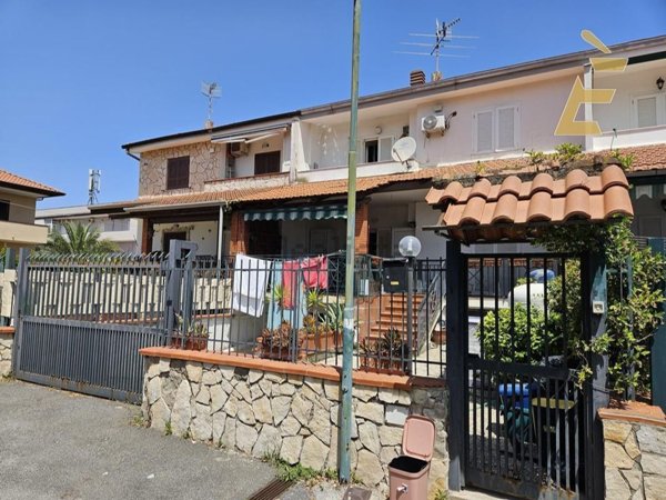 casa indipendente in vendita a Giugliano in Campania in zona Varcaturo