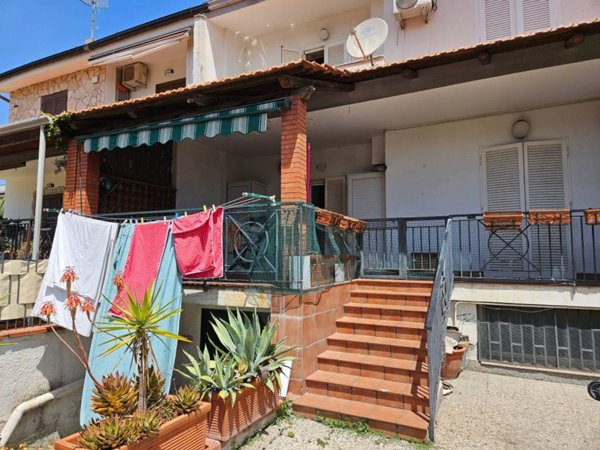 casa indipendente in vendita a Giugliano in Campania in zona Varcaturo