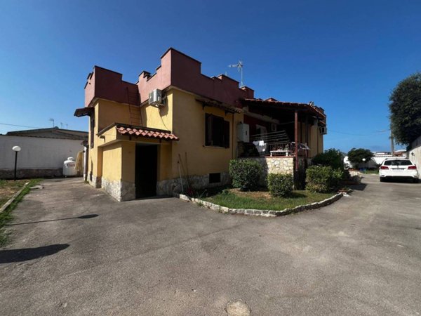 casa indipendente in vendita a Giugliano in Campania in zona Varcaturo