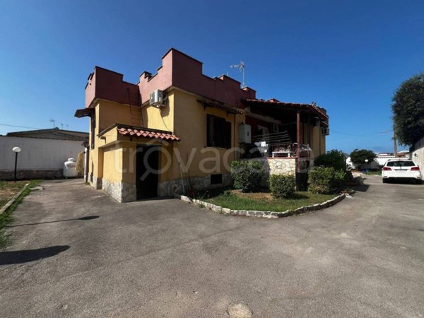 casa indipendente in vendita a Giugliano in Campania in zona Varcaturo