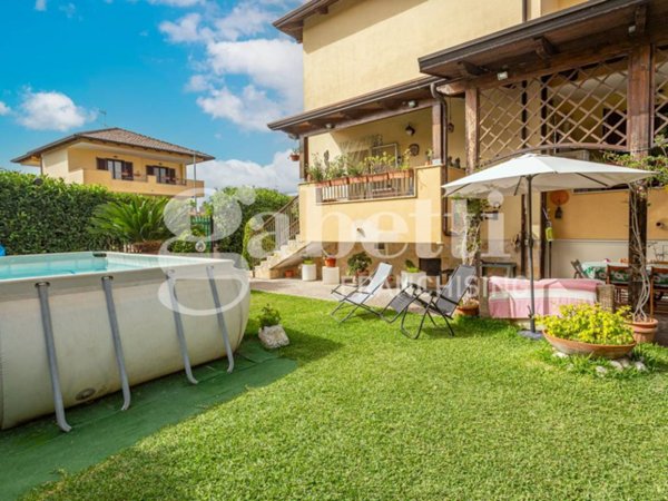 casa indipendente in vendita a Giugliano in Campania in zona Varcaturo