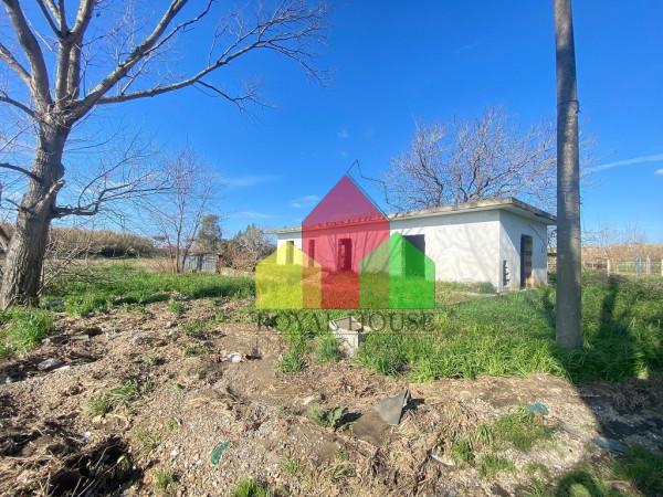 negozio in vendita a Giugliano in Campania in zona Varcaturo
