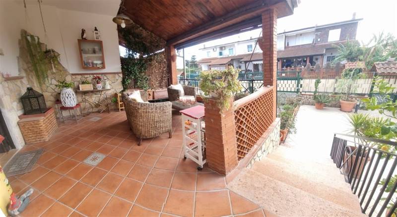 casa indipendente in vendita a Giugliano in Campania in zona Varcaturo