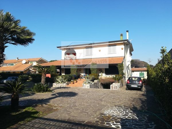 casa indipendente in vendita a Giugliano in Campania in zona Varcaturo