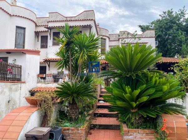casa indipendente in vendita a Giugliano in Campania in zona Lago Patria