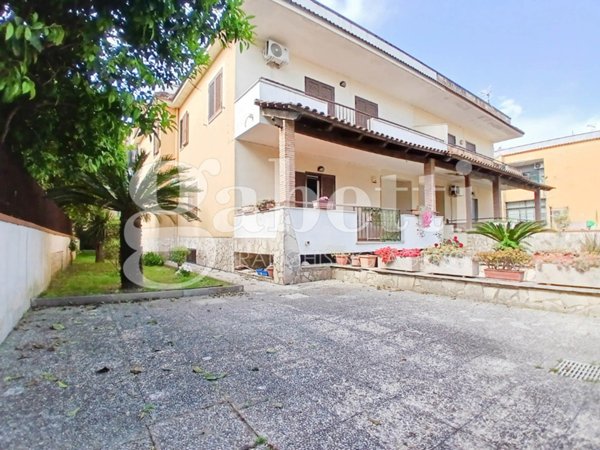 casa indipendente in vendita a Giugliano in Campania in zona Lago Patria