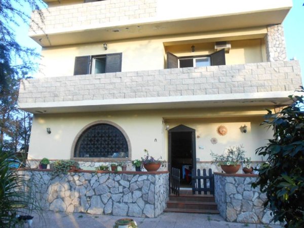 casa indipendente in vendita a Giugliano in Campania in zona Varcaturo