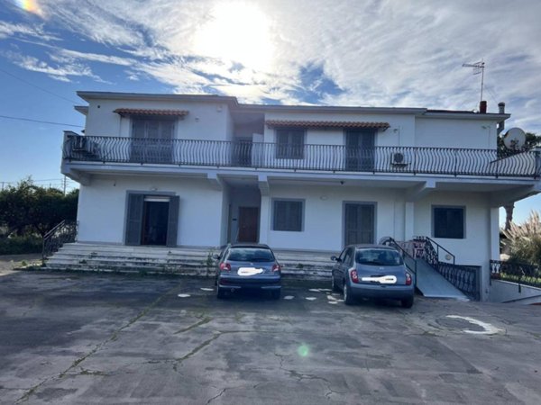 casa indipendente in vendita a Giugliano in Campania in zona Varcaturo