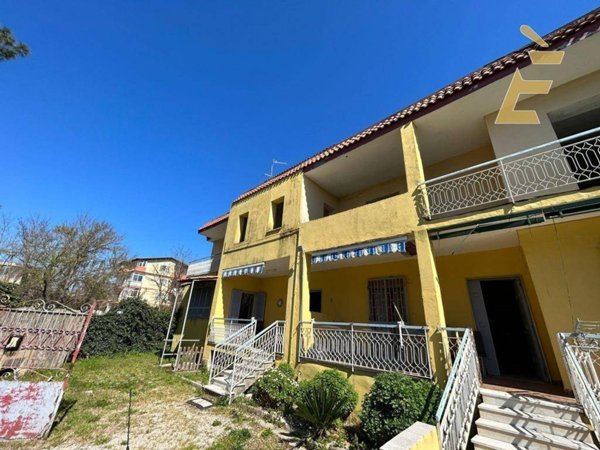 casa indipendente in vendita a Giugliano in Campania in zona Varcaturo