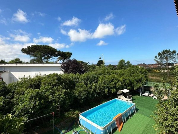 casa indipendente in vendita a Giugliano in Campania in zona Varcaturo