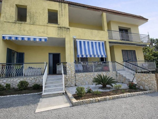 casa indipendente in vendita a Giugliano in Campania in zona Varcaturo