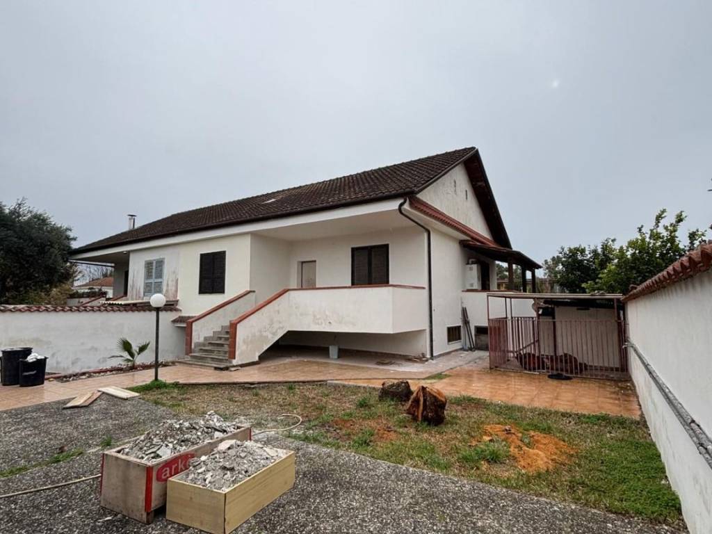 casa indipendente in vendita a Giugliano in Campania in zona Varcaturo