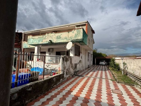 casa indipendente in vendita a Giugliano in Campania in zona Varcaturo